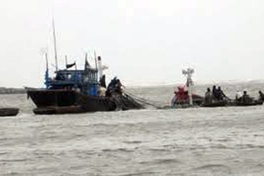 Tàu nước ngoài lai dắt thành công 3 tàu Việt gặp nạn