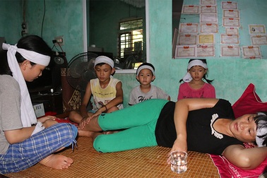 Cha mất vì ung thư, mẹ bệnh liệt giường, 4 chị em sống trong đói khát