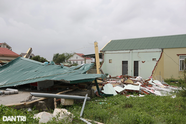 Cô gái trẻ lật cả mảng tường cứu mẹ và 2 em giữa cơn lốc xoáy