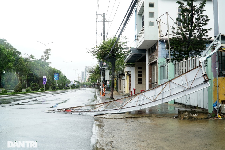 Đà Nẵng: Người dân phá rào vượt cầu Rồng trong cơn bão tố - 5 Đà Nẵng: Người dân phá rào vượt cầu Rồng trong cơn bão tố - 5