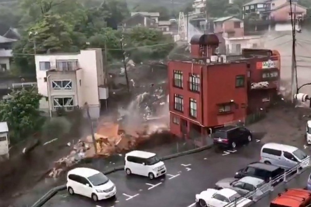 Kinh hoàng khoảnh khắc lở đất cuốn phăng nhà cửa ở Nhật Bản - 4 Kinh hoàng khoảnh khắc lở đất cuốn phăng nhà cửa ở Nhật Bản - 4