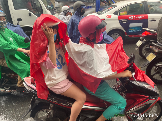 Mưa trắng trời sáng đầu tuần, người Sài Gòn bì bõm đi làm giữa đường kẹt xe, trẻ con mệt nhoài theo cha mẹ - Ảnh 3. Mưa trắng trời sáng đầu tuần, người Sài Gòn bì bõm đi làm giữa đường kẹt xe, trẻ con mệt nhoài theo cha mẹ - Ảnh 3.