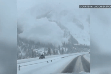 Khoảnh khắc tuyết lở “nuốt trọn” cả con đường trong tích tắc