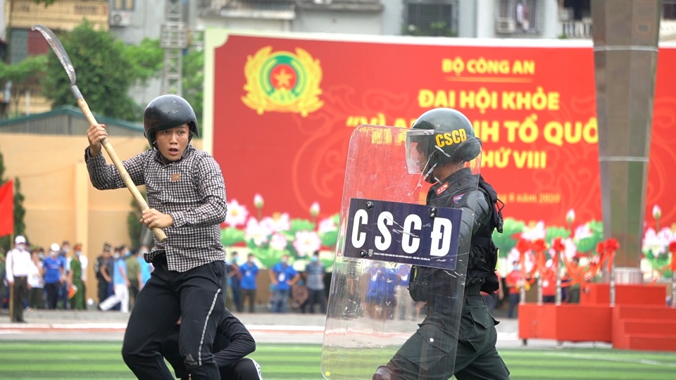 Cảnh sát chống bạo động dùng khiên biểu diễn đấu đối kháng - 5 Cảnh sát chống bạo động dùng khiên biểu diễn đấu đối kháng - 5