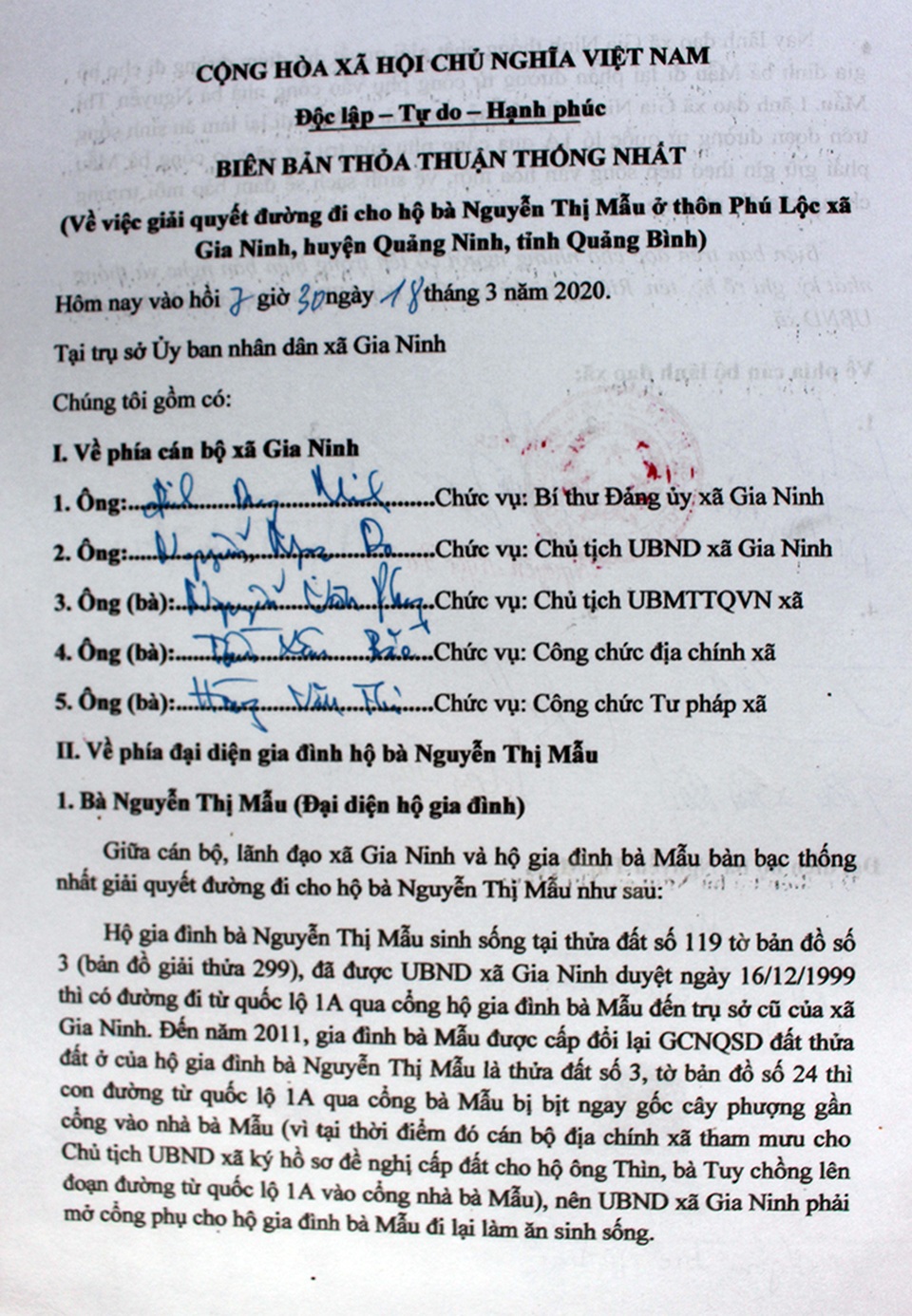 Vụ người dân phải trèo cổng ủy ban xã để vào nhà: Xã thừa nhận sai sót! - 4 Vụ người dân phải trèo cổng ủy ban xã để vào nhà: Xã thừa nhận sai sót! - 4