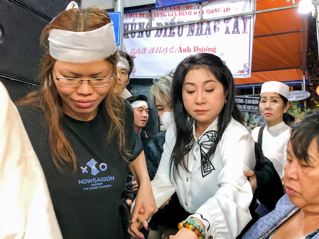 Đêm tiễn Vũ Linh: Ngọc Huyền ngất xỉu, hàng ngàn người xem hát đến 1h sáng - 8 Đêm tiễn Vũ Linh: Ngọc Huyền ngất xỉu, hàng ngàn người xem hát đến 1h sáng - 8