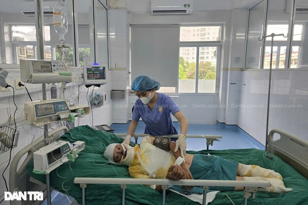 Ánh mắt khát sống của người đàn ông trong phòng hồi sức tích cực - 1 Ánh mắt khát sống của người đàn ông trong phòng hồi sức tích cực - 1