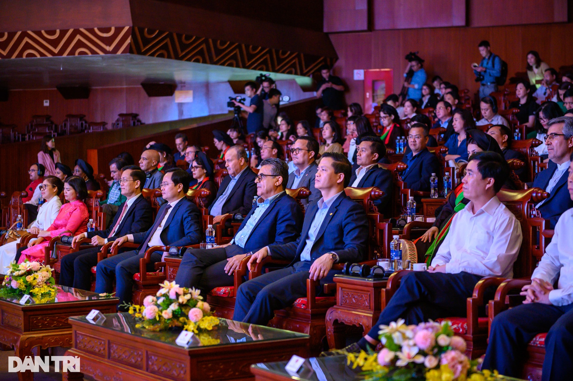 Đại sứ nước ngoài thích thú làm tranh Đông Hồ, mặc áo tứ thân - 15 Đại sứ nước ngoài thích thú làm tranh Đông Hồ, mặc áo tứ thân - 15