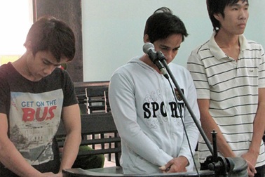 Đánh công an, hai anh em cũng lãnh án