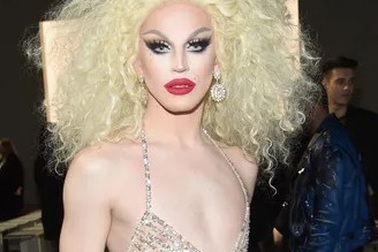 Vũ công nam ăn vận gợi cảm đi xem thời trang