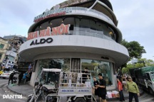 Di chuyển đồ đạc khỏi tòa nhà "Hàm cá mập", chuẩn bị phá dỡ