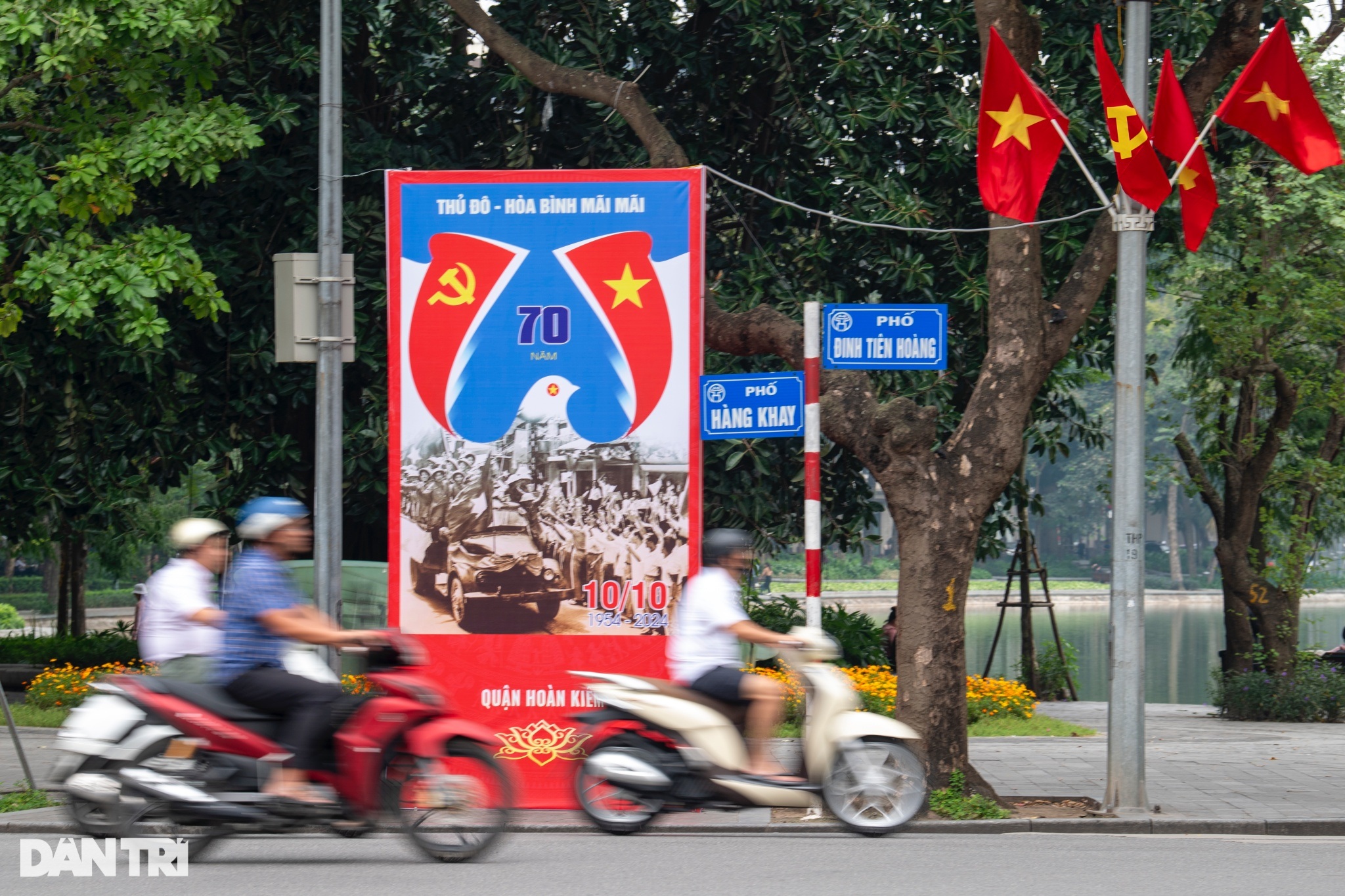 View - Hình ảnh Ngày vui chiến thắng - Giải phóng Thủ đô trên phố phường Hà Nội | Báo Dân trí