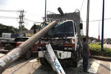 Xe tải lao lên dải phân cách tông gãy trụ điện, 3 người thoát nạn
