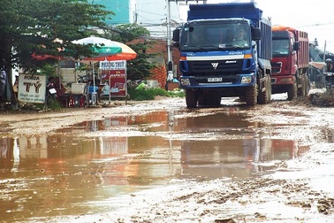 Xe quá tải phá đường "nát như tương"