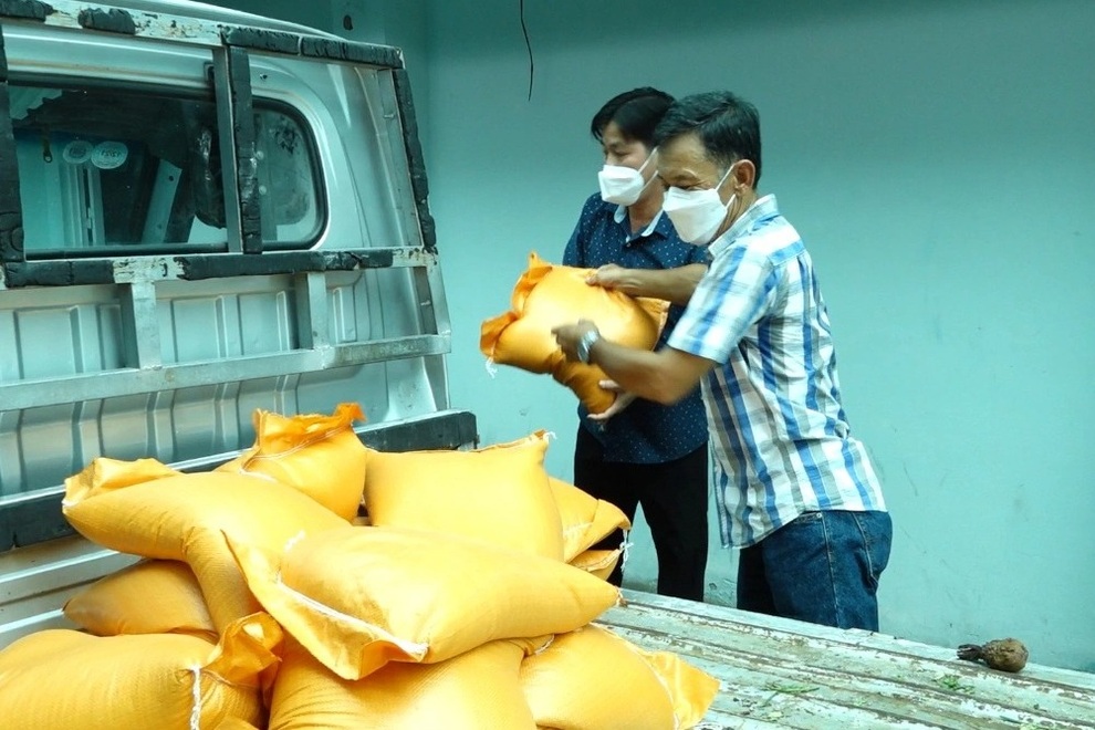 Thầy giáo tình nguyện vào tâm dịch tặng hàng tấn gạo, rau… cho người dân - 1 Thầy giáo tình nguyện vào tâm dịch tặng hàng tấn gạo, rau… cho người dân - 1