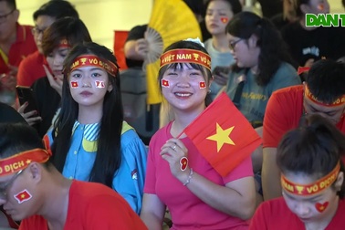 Cổ động viên TPHCM hò hét khi đội tuyển Việt Nam ghi bàn vào lưới Thái Lan