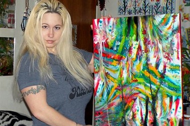 Lại thêm một nghệ sĩ dùng ngực vẽ tranh