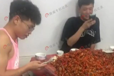 Khách ăn buffet hết 40kg tôm hùm đất, quán lỗ nặng, chủ "khóc ròng"