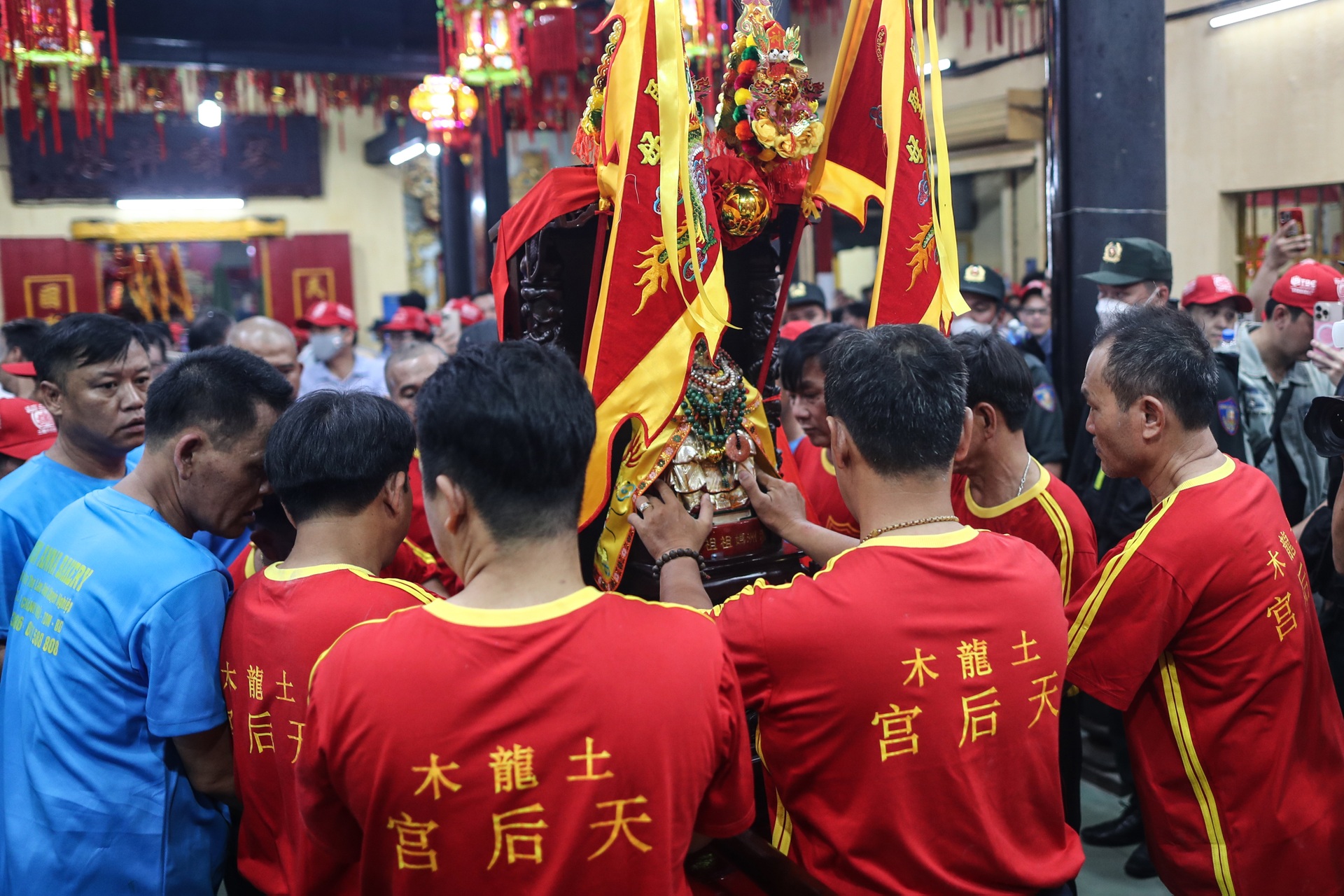 Hàng nghìn người tham dự lễ hội chùa Bà Bình Dương - 14 Hàng nghìn người tham dự lễ hội chùa Bà Bình Dương - 14