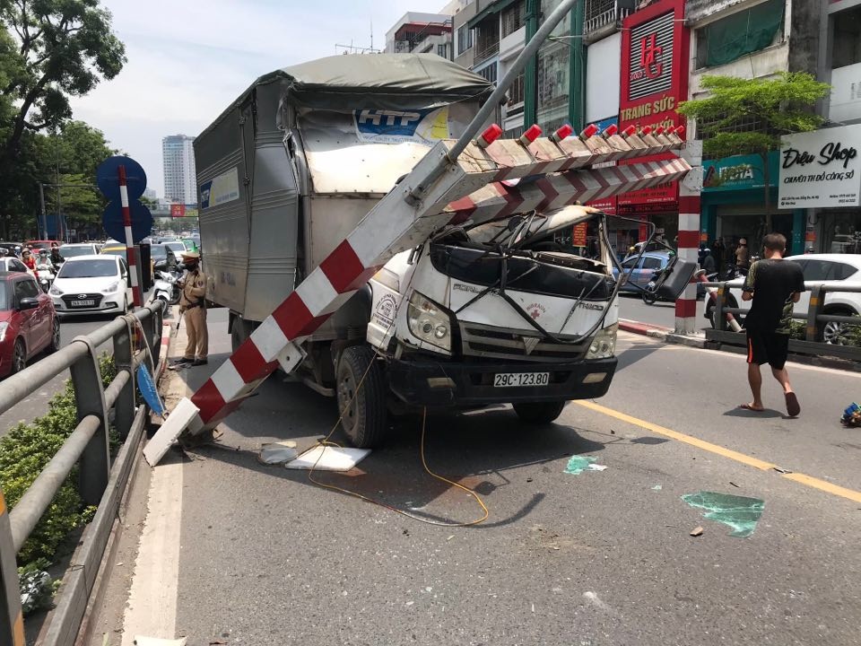 Xe tải đâm sập thanh hạn chế chiều cao cầu vượt Thái Hà, tài xế... bỏ đi - 2 Xe tải đâm sập thanh hạn chế chiều cao cầu vượt Thái Hà, tài xế... bỏ đi - 2
