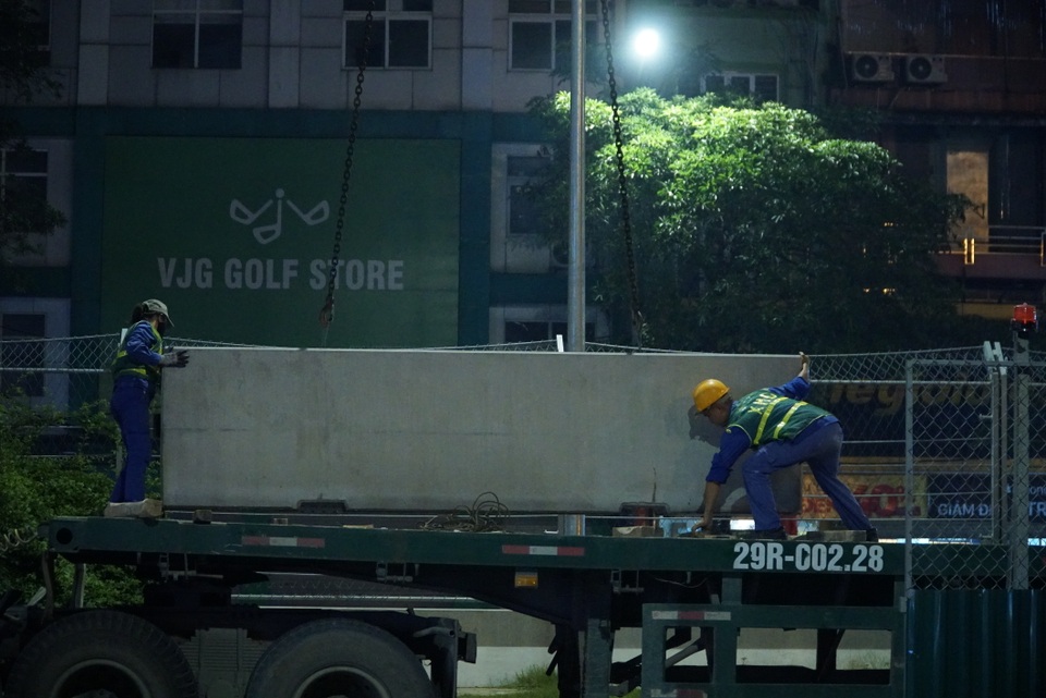 Hà Nội: Công nhân xuyên đêm tháo dỡ hàng rào đường đua F1 - 5 Hà Nội: Công nhân xuyên đêm tháo dỡ hàng rào đường đua F1 - 5