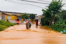 Sau mưa lớn, đường quốc lộ "hóa" biển nước