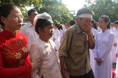 Xúc động lễ truy tặng Huân chương cho học sinh cứu 5 em nhỏ