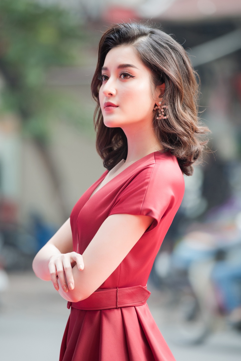 Diện váy xẻ cao ngút, Huyền My cẩn thận che chắn tránh “sự cố” - 1 Diện váy xẻ cao ngút, Huyền My cẩn thận che chắn tránh “sự cố” - 1