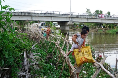 Người dân "khu" cầu khỉ: Chết phải đi "ở nhờ" để tiện phúng viếng!