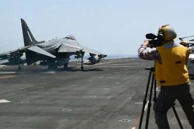 Mỹ đồng loạt tấn công IS từ ngoài khơi