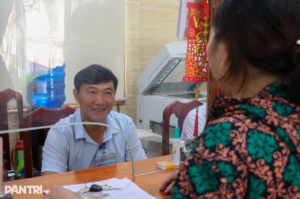 Làm việc thứ bảy, cán bộ vất vả nhưng người dân vui - 6 Làm việc thứ bảy, cán bộ vất vả nhưng người dân vui - 6