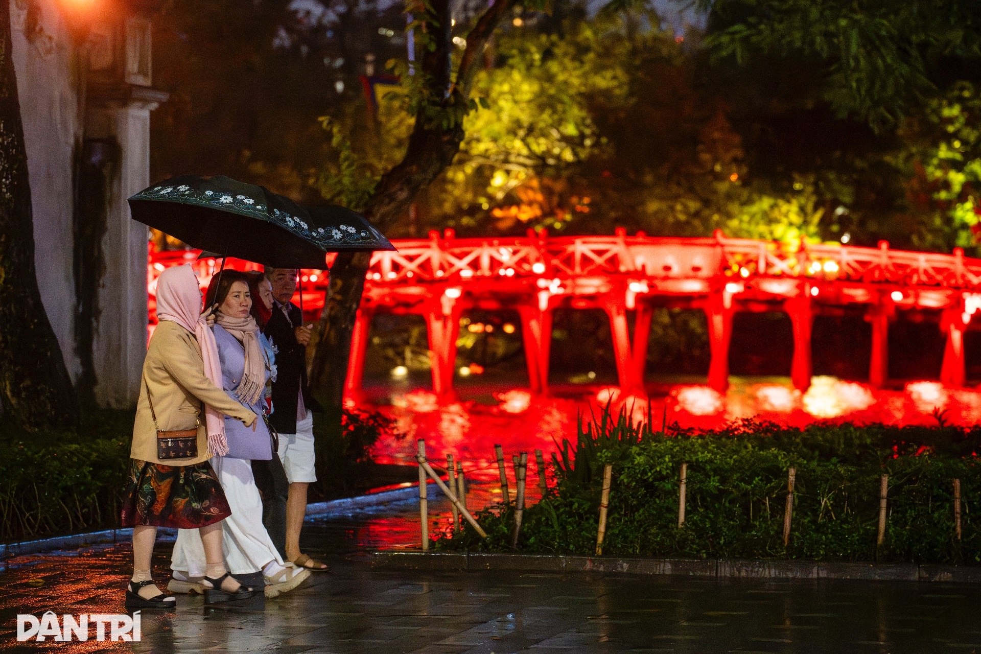 Hà Nội rét 13 độ C, khách du lịch nước ngoài đổ xô đi mua áo ấm - 2 Hà Nội rét 13 độ C, khách du lịch nước ngoài đổ xô đi mua áo ấm - 2