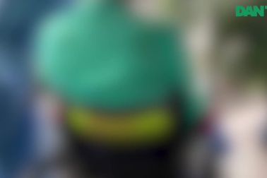 Nam phi công nhiễm Covid-19 lướt máy tính bảng, đi tắm nắng mỗi sáng