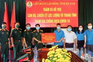 Liên đoàn Lao động thăm, tặng quà lực lượng tuyến đầu chống dịch Covid-19