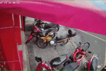 Cành cây rơi xuống đường đè trúng ô tô 7 chỗ và xe máy