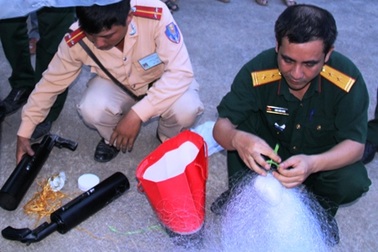 Trang bị thêm ống phóng bùi nhùi cho CSGT