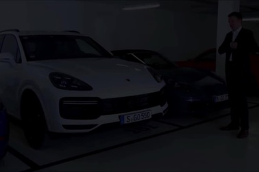 Xem xe Porsche Cayenne 2019 tự đỗ bằng điều khiển từ xa