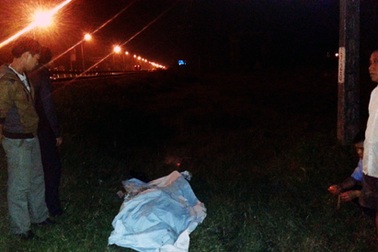 Nghe điện thoại trên đường sắt, bị tàu tông chết