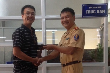 Thiếu tá CSGT nhặt trả lại ví cho người đánh rơi