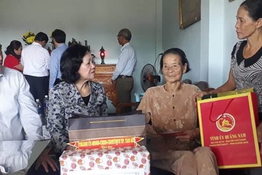 Trưởng ban Dân vận Trung ương tặng quà đến người có công tại Quảng Nam