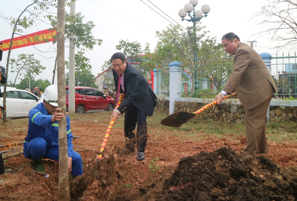 Trồng nhiều cây xanh dịp “Tết trồng cây” đầu Xuân Canh Tý - 1 Trồng nhiều cây xanh dịp “Tết trồng cây” đầu Xuân Canh Tý - 1