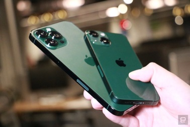 Cận cảnh iPhone 13 phiên bản màu Alpine Green