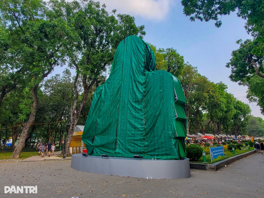 Biểu tượng check-in bị gỡ ở hồ Tây lại chạy ra Công viên Thống Nhất - 2 Biểu tượng check-in bị gỡ ở hồ Tây lại chạy ra Công viên Thống Nhất - 2