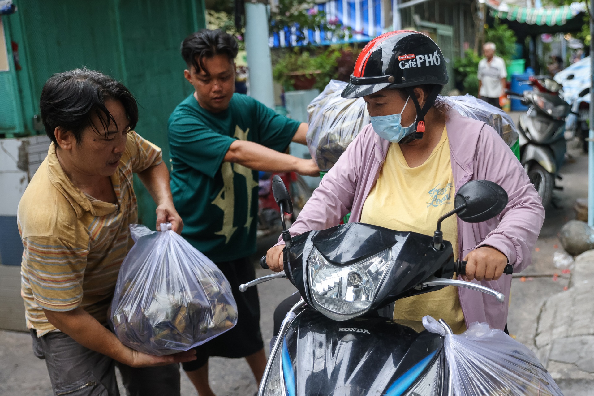 Hơn nửa thế kỷ giữ lửa nồi bánh ú lá tre dịp Tết Đoan Ngọ - 11 Hơn nửa thế kỷ giữ lửa nồi bánh ú lá tre dịp Tết Đoan Ngọ - 11