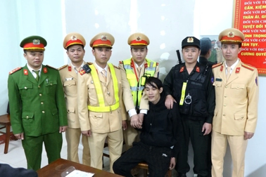 Bí mật trong túi áo của nam thanh niên vừa thấy cảnh sát đã bỏ chạy