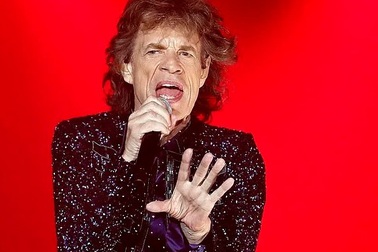 Rocker “già gân” trưởng nhóm Rolling Stones bất ngờ hủy tour vì bệnh tật