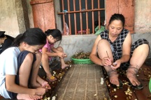 Góa phụ "chân voi" với khát khao nuôi 2 con ăn học