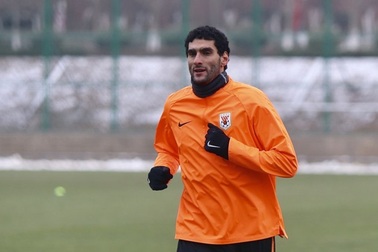 Fellaini bất ngờ trở lại tập luyện, có thể ra sân gặp CLB Hà Nội