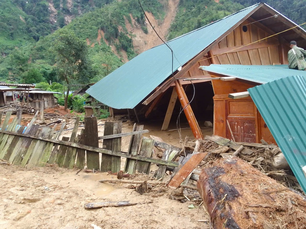 Gia đình Quang Dương ủng hộ bà con vùng lũ Nghệ An 10.000 USD - 1