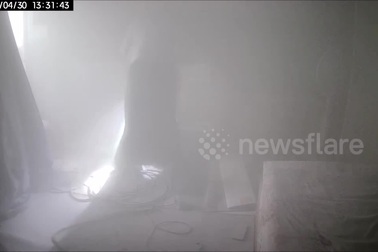 Khoảnh khắc bình gas phát nổ như bom trong nhà bếp